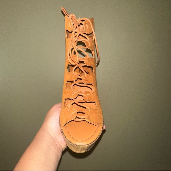 ***SOLD***Shoe Dazzle Platform Booties - Picture 8 of 16